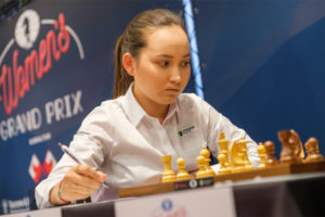 Zhansaya Abdumalik, al inicio de una de sus partidas en Gibraltar DAVID LLADA/FIDE